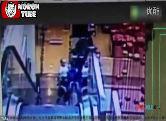 Video :After falling off an escalator, a man and his two-year-old kid in China pass away unexpectedly